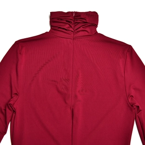 Détail du dos de la robe bordeaux à col montant avec plis élégants et fermeture éclair