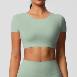 Détail de l'ensemble de yoga vert menthe sans couture avec legging et haut court de sport