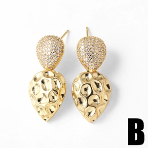Pendientes dorados en forma de pera con cristales pavé y acabado de metal martillado