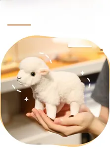 Gros plan détaillé de la peluche agneau douce avec texture et remplissage de billes
