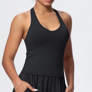Dettaglio dello scollo a V e del tessuto spazzolato elastico di questo reggiseno sportivo
