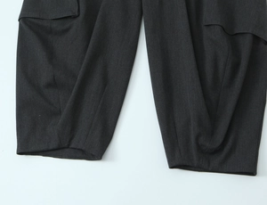 Dettaglio dei pantaloni tessuti grigio antracite con trama in twill di alta qualità