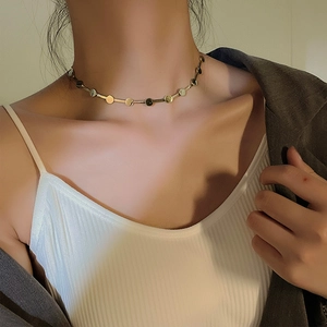 Minimalistisches Gold-Titanstahl-Choker mit zartem Scheiben- und Stabdesign für Damen
