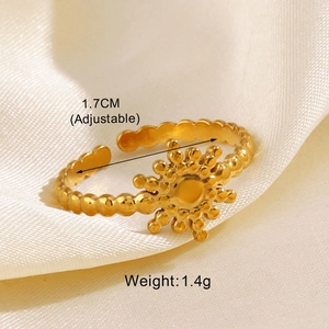 Vue détaillée de la bague soleil dorée avec taille ajustable de 1,7 cm et poids de 1,4 g