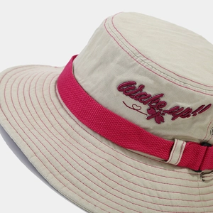 Chapeau bob beige d'extérieur avec broderie rose 'Wake up!!' et ruban contrasté