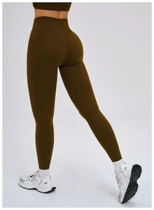 Détail du legging de yoga taille haute vert olive montrant la coupe sculptante et la matière