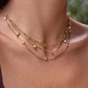 Collier à trois rangs en acier inoxydable plaqué or 18K avec zircons sur un mannequin