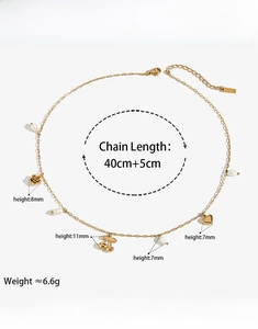 Détails du collier doré avec pendentifs et spécifications de longueur 40+5cm