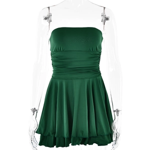 Détail d'une mini-robe verte à épaules dénudées avec ourlet à volants et texture froncée