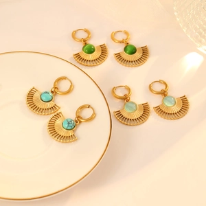 Vue macro détaillée de boucles d'oreilles vintage en forme d'éventail avec turquoise et or