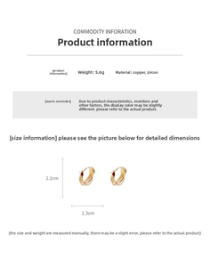 Détail de boucles d'oreilles multicouches plaquées or 14K avec zircons et base en cuivre