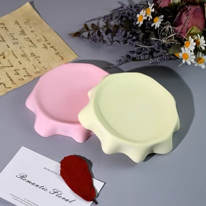 Detailansicht der gewellten Harzgussformen in Rosa und Beige mit mattem Finish