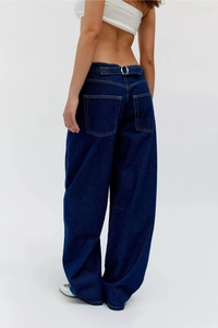 Détail du jean bleu foncé taille haute à jambes larges avec poches arrière et boucles à la taille