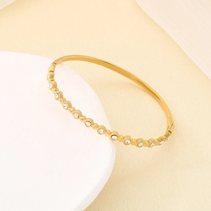 Dettaglio di un bracciale rigido in acciaio inossidabile placcato oro 18K con zirconi