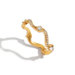 Bague en acier inoxydable doré poli en forme de vague avec zircons cubiques ronds