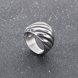 Vue macro d'une large bague en acier argenté avec texture spirale 3D détaillée