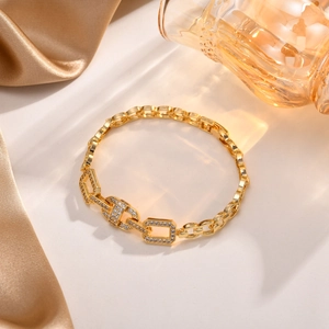 Detail der 18K vergoldeten Weizen-Gliederarmband mit Zirkonia-Steinen auf Seide