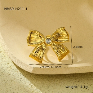 Dettaglio dell'anello a fiocco in oro 18K con zircone e misure precise del prodotto