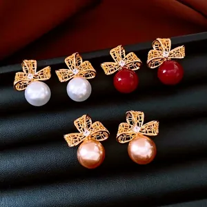 Set de boucles d'oreilles fleur noeud plaqué or 18k avec perles blanches, rouges et champagne