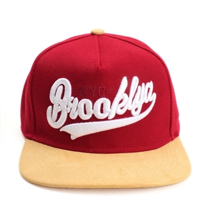Détail de la broderie 3D Brooklyn NYC sur casquette à visière plate bicolore rouge et beige