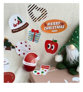 Autocollants décoratifs de Noël avec motifs festifs sur une surface murale texturée