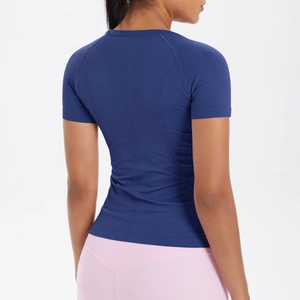 Dettaglio del tessuto a rete senza cuciture della maglietta sportiva blu navy da donna