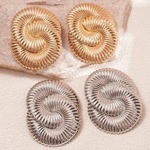 Boucles d'oreilles chic or et argent avec texture spirale et design croisé