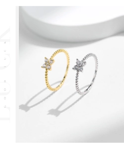 Détails de bagues trèfles en argent et or avec anneau perlé et pierres brillantes