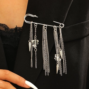 Broche épingle à nourrice argentée avec glands punk et clous sur revers noir