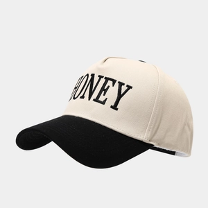 Détail de la casquette bicolore avec broderie MONEY et visière noire contrastée