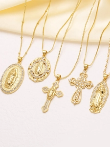 Dettaglio di collane religiose placcate oro 18k con pendenti della Vergine Maria e croce