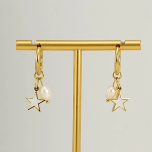 Détail de boucles d'oreilles en acier inoxydable 18K avec étoiles et perles blanches