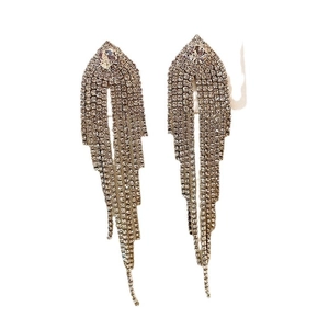 Boucles d'oreilles argentées à franges scintillantes et strass pour tenue de soirée
