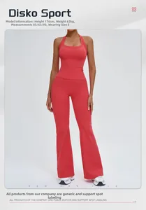 Détail de l'ensemble de yoga rouge corail avec haut dos nageur et legging évasé