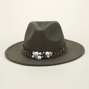 Détail d'un chapeau en laine vert olive avec ruban léopard et perles décoratives