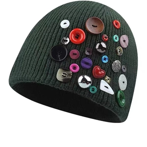 Bonnet en tricot vert foncé avec boutons colorés et décor en forme de cœur pour l'hiver