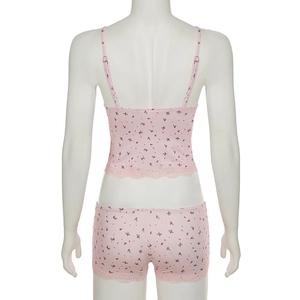 Détail de l'ensemble pyjama rose à fleurs avec bordure en dentelle délicate