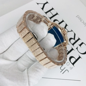 Montre tonneau de luxe en or rose avec bracelet en acier pavé de diamants et film protecteur