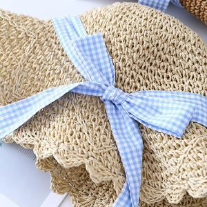 Chapeau de paille tissé à la main avec bord ondulé et nœud vichy bleu pour la plage