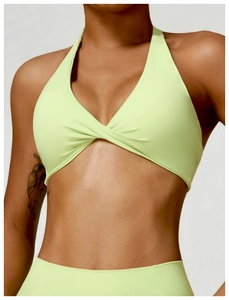 Gros plan sur un soutien-gorge de sport licou vert menthe avec détail torsadé à l'avant