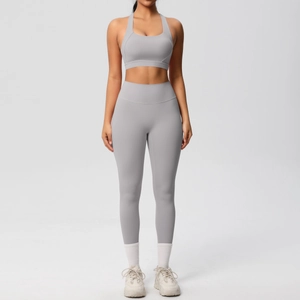 Vista frontal de conjunto de yoga gris sin costuras con sujetador deportivo y leggings de talle alto