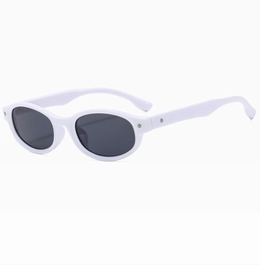 Détail de lunettes de soleil ovales blanches avec monture épaisse et rivets argentés