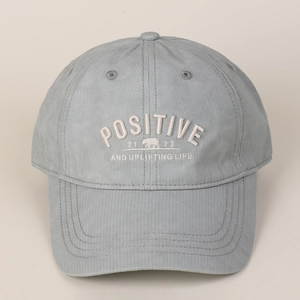 Casquette de baseball grise en coton avec broderie POSITIVE sur fond neutre