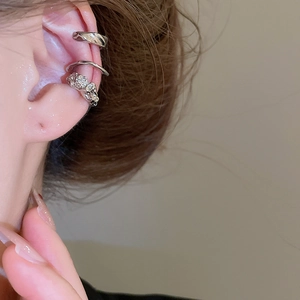 Gros plan sur l'ensemble de bagues d'oreille argentées avec finitions lisses et texturées