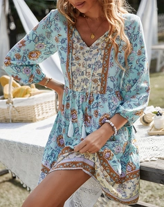 Dettaglio dell'abito floreale boho con scollo a V, bottoni e coulisse in vita con nappe