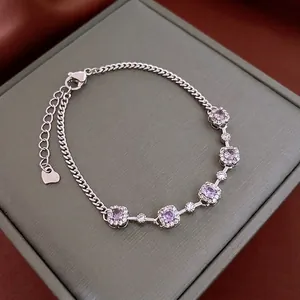 Bracciale argento con pietre quadrate viola e ciondolo a cuore su portagioie
