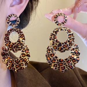 Three-layer leopard print resin drop earrings with wavy gold edges and vintage style