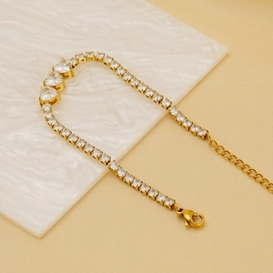 Bracelet de tennis élégant en acier titane doré avec trois zircons en forme de cœur