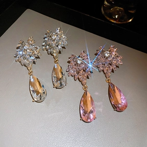 Détail de boucles d'oreilles goutte en cristal clair et rose avec des pierres marquises