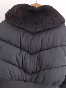 Detailansicht der Rückseite der dunkelgrauen Steppjacke mit großem Kunstfellkragen